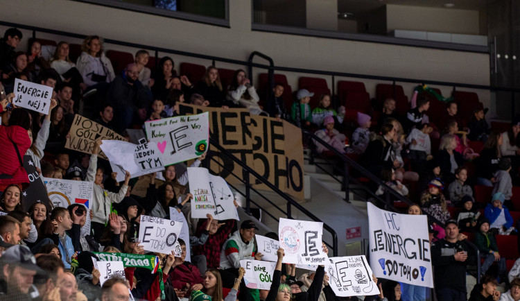 Hokejisté Karlových Varů odměnili fandící školáky výhrou 2:1 nad Třincem