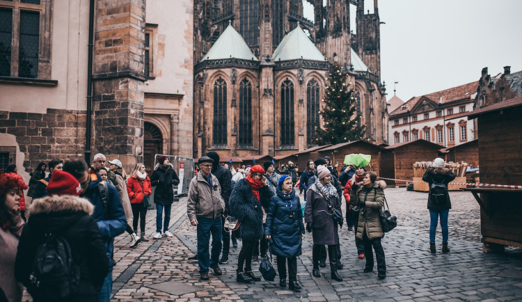 Pokladník nakradl na Hradě milion, stát teď draží jeho sbírku autogramů