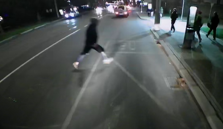 Kdo vběhl před autobus? Policie vyšetřuje nehodu se zraněním v Olomouci