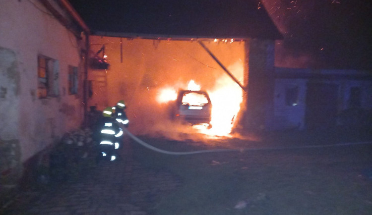 V Poštorné shořela stodola s autem za milion, při zásahu se zranil hasič