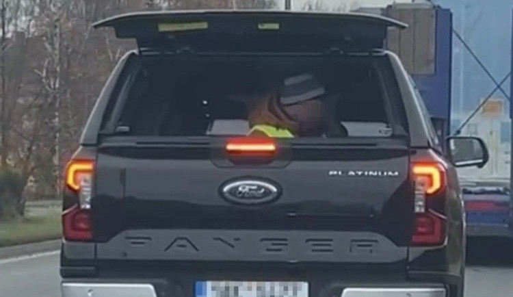 Kvůli dobrému snímku riskoval život, policie načapala fotografa v otevřeném kufru auta