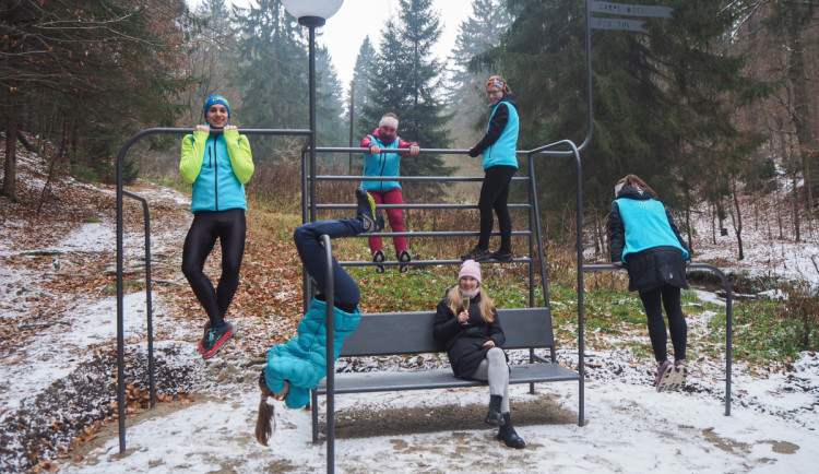 Originální lavička u Lesního koupaliště - má zvláštní název a spoustu funkcí