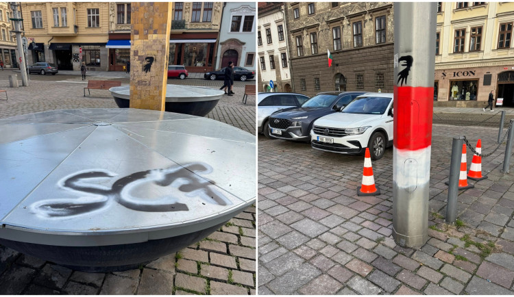 Němečtí fotbaloví fanoušci řádí v ulicích, posprejovali i zlacenou kašnu na náměstí