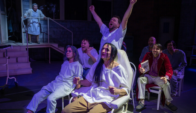 V Malém divadle bude mít dnes premiéru slavné drama Přelet nad kukaččím hnízdem