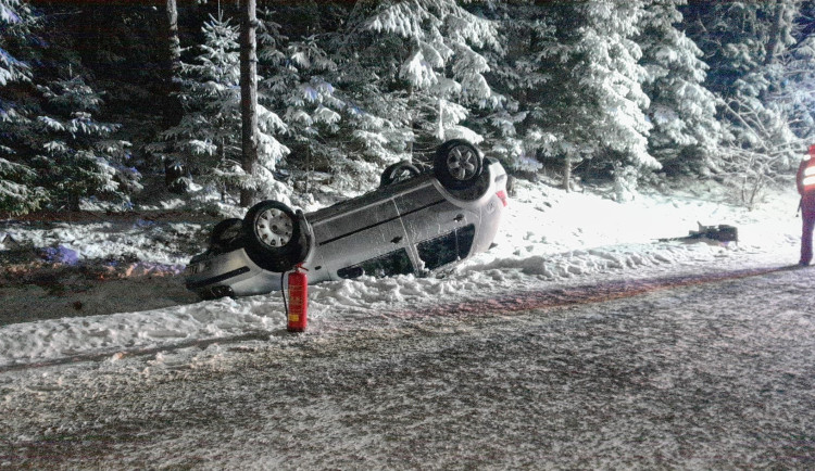 Pozor, auta dnes končila na střeše a silnicím na západě Čech hrozí další ledovka