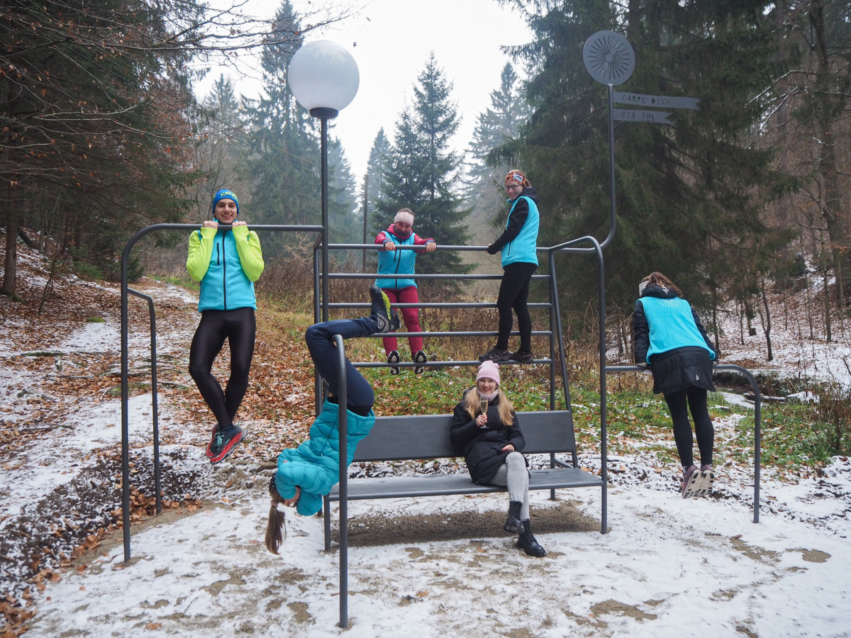 Originální lavička u Lesního koupaliště - má zvláštní název a spoustu funkcí