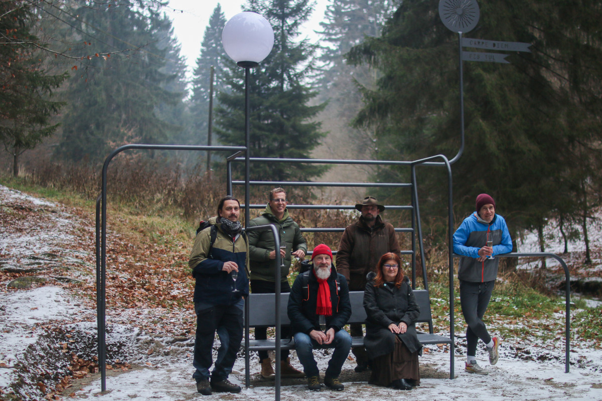 Originální lavička u Lesního koupaliště - má zvláštní název a spoustu funkcí