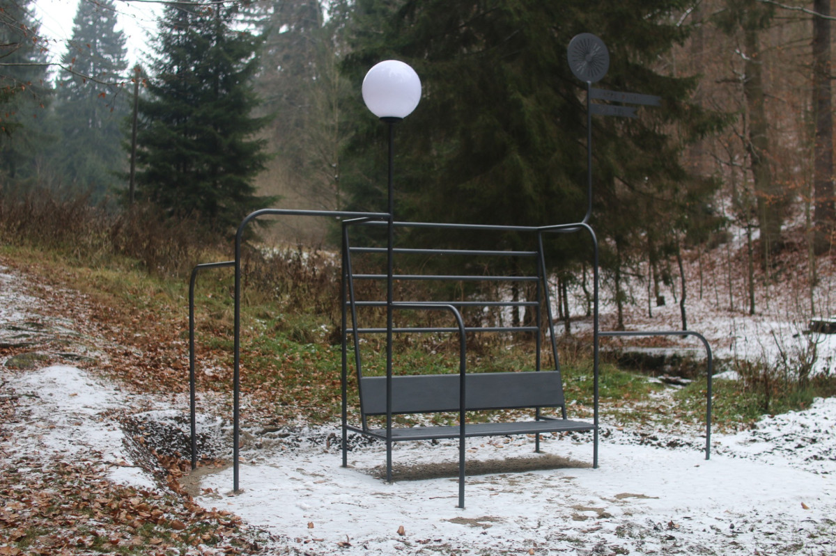 Originální lavička u Lesního koupaliště - má zvláštní název a spoustu funkcí