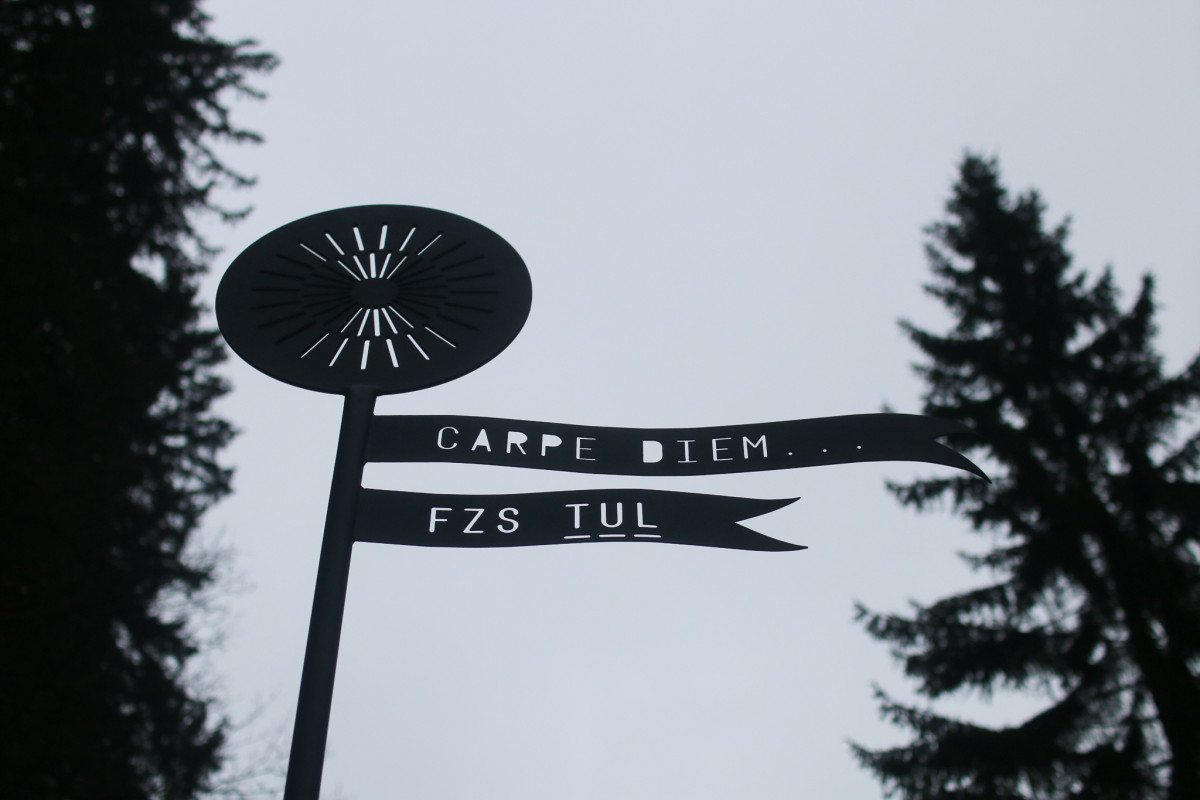 Originální lavička u Lesního koupaliště - má zvláštní název a spoustu funkcí