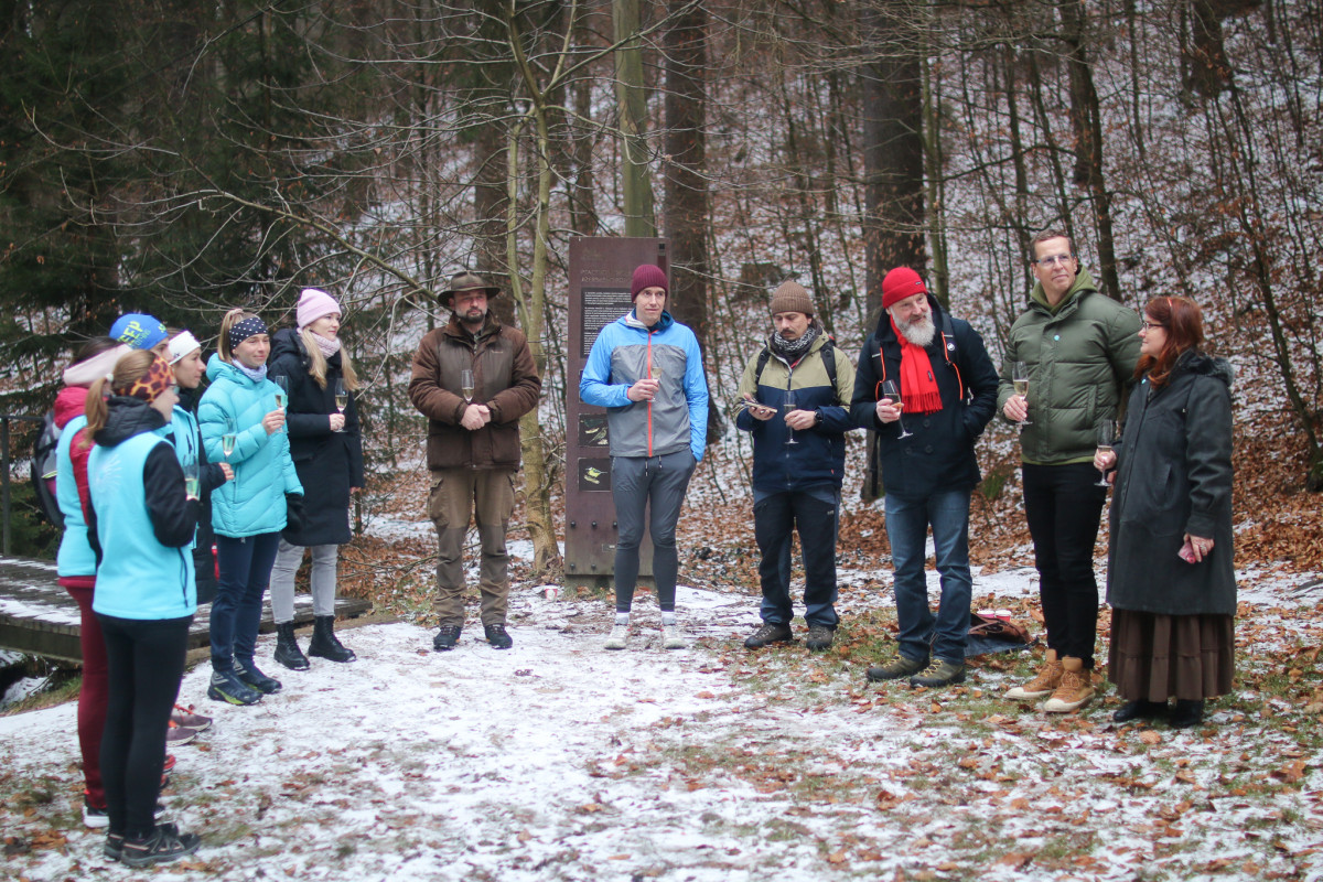 Originální lavička u Lesního koupaliště - má zvláštní název a spoustu funkcí