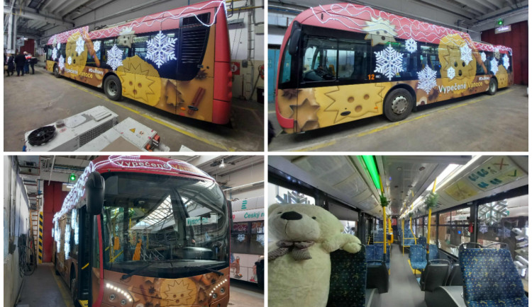 FOTO: Vánoční trolejbus je téměř dokončený, v neděli bude vozit cestující zdarma