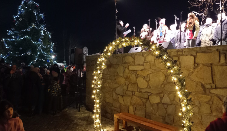 FOTO: Vánoční strom v Lukách už září, má symbolizovat pospolitost v městysi