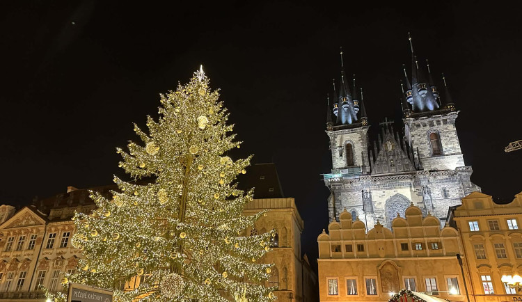 Tisíce návštěvníků přilákalo rozsvícení vánočního stromu na Staroměstském náměstí