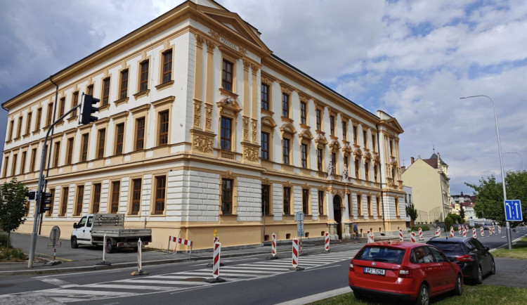 Fasáda historické budovy chlapecké školy září novotou, změnou prošlo i zázemí v hale