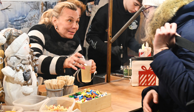 FOTO: Ceny v adventní vesničce v Jihlavě: Trdelník za osmdesát, svařák i pod padesát