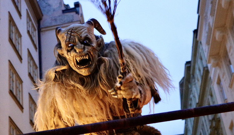 Čertovská zábava v Brně se zvrtla. Vozíčkářka chrstla na muže čaj, aby uvolnil výhled