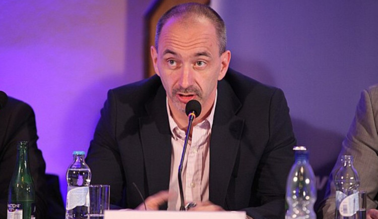 KOMENTÁŘ: Martin Kuba proti gravitaci politiky