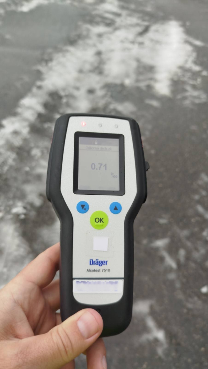 Opilý cyklista narazil do auta, motorkář sletěl do příkopu. Oba nadýchali 2,5 promile