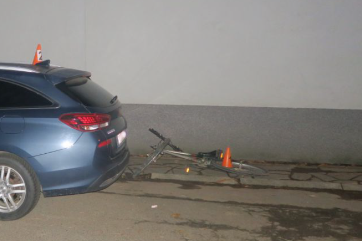 Opilý cyklista narazil do auta, motorkář sletěl do příkopu. Oba nadýchali 2,5 promile