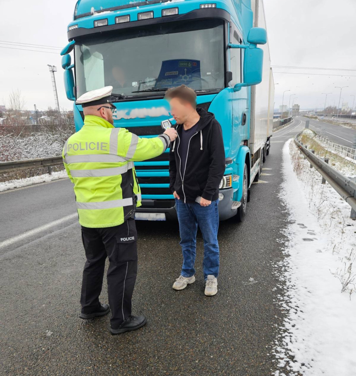 Opilý cyklista narazil do auta, motorkář sletěl do příkopu. Oba nadýchali 2,5 promile