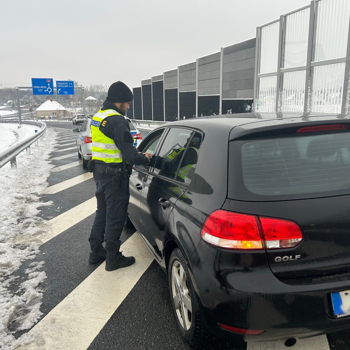 Opilý cyklista narazil do auta, motorkář sletěl do příkopu. Oba nadýchali 2,5 promile