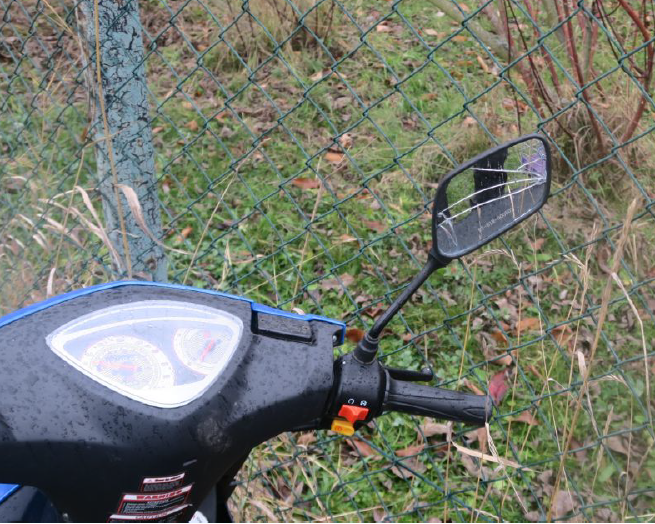 Opilý cyklista narazil do auta, motorkář sletěl do příkopu. Oba nadýchali 2,5 promile