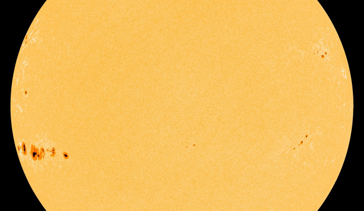 Na Slunci se objevila mohutná skvrna. K vidění bude celý týden