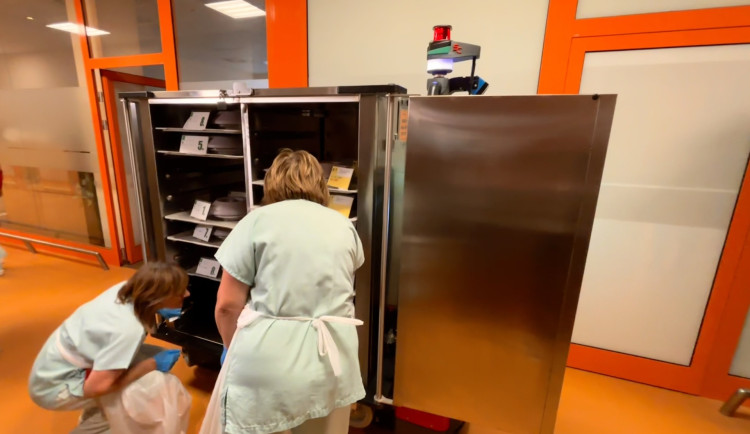 Robot v Nemocnici Jihlava rozváží jídlo, do budoucna může pomáhat i jinde