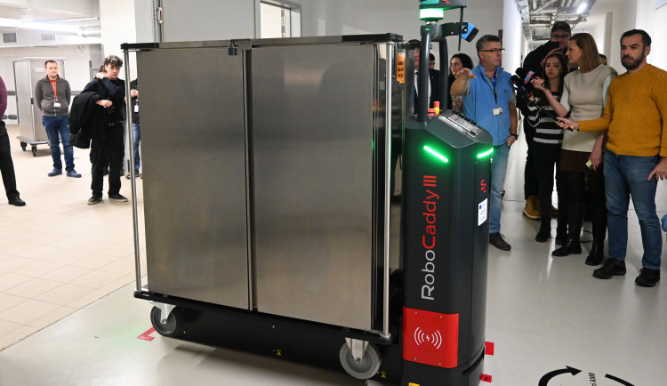 FOTO: Robot v Nemocnici Jihlava rozváží jídlo, do budoucna může pomáhat i jinde