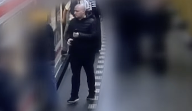 VIDEO: Pobodání seniora v metru náctiletou. Policie hledá svědky útoku