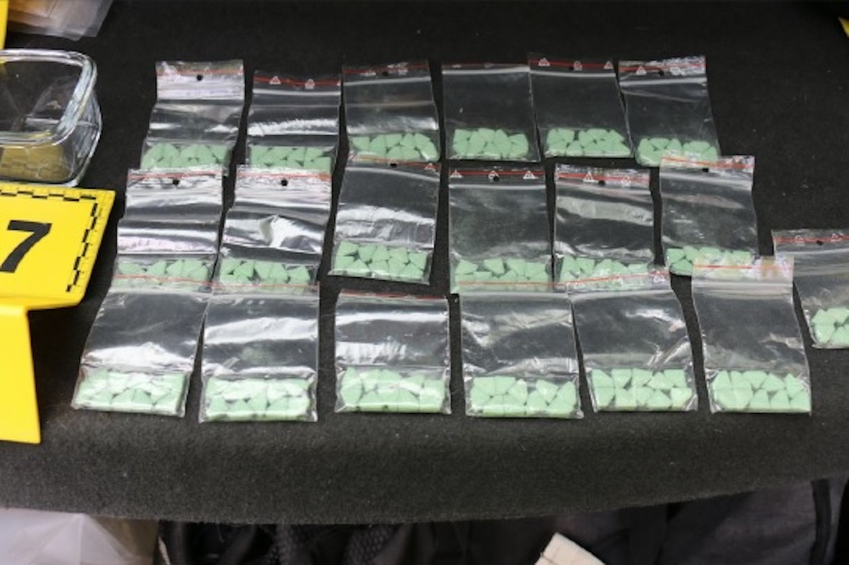 Kriminalisté rozkryli organizovanou skupinu, která pašovala drogy do Věznice Kynšperk