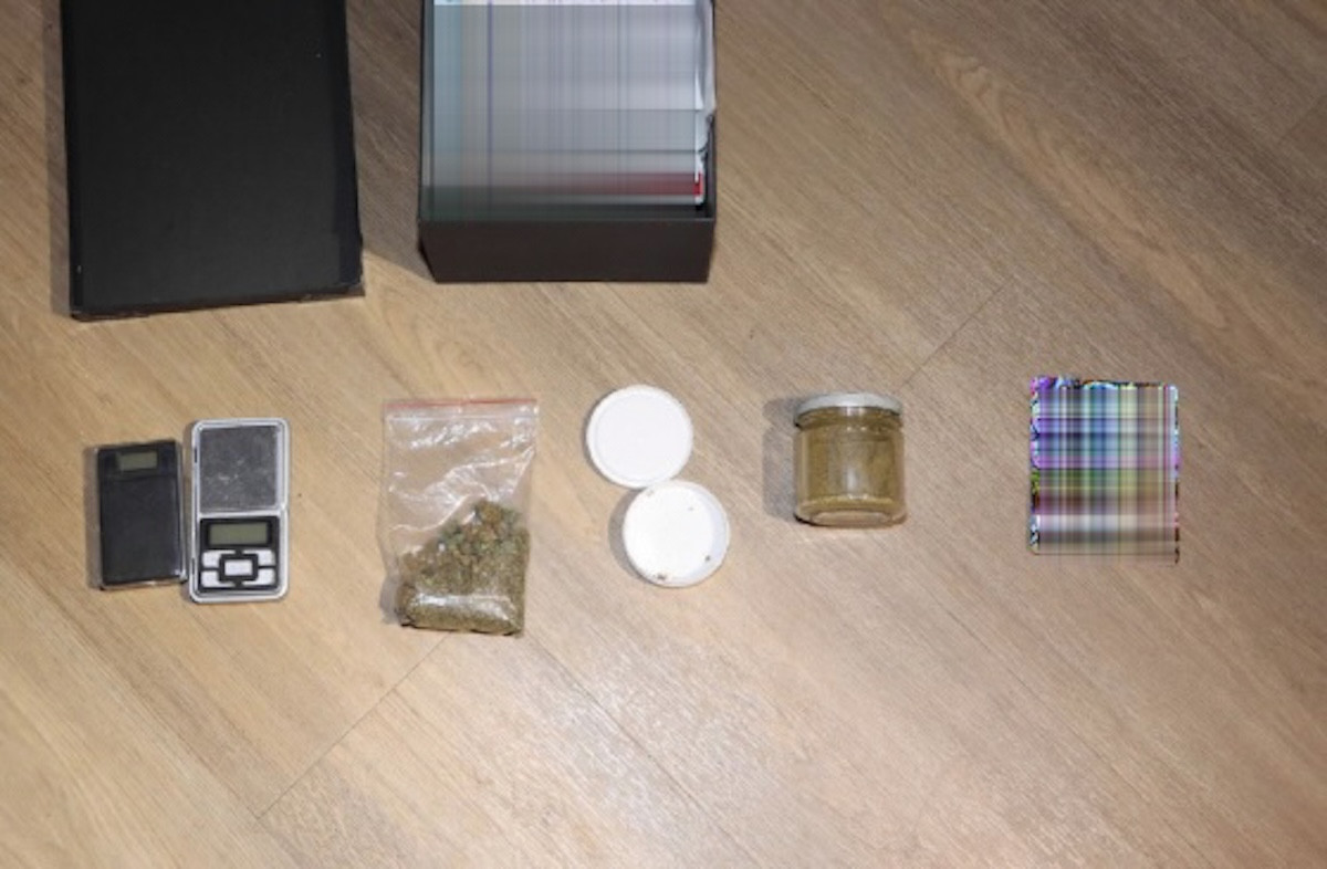 Kriminalisté rozkryli organizovanou skupinu, která pašovala drogy do Věznice Kynšperk