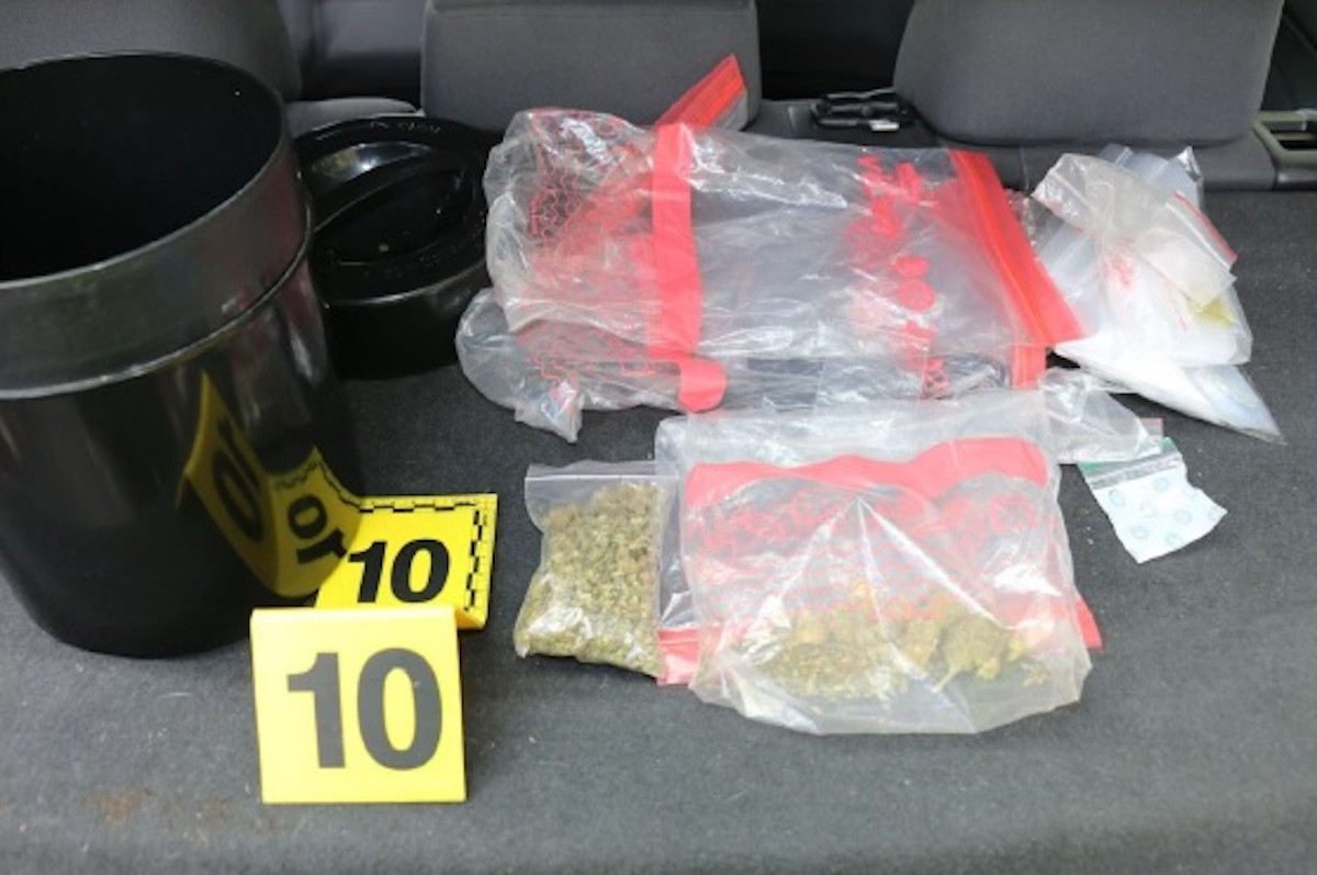 Kriminalisté rozkryli organizovanou skupinu, která pašovala drogy do Věznice Kynšperk