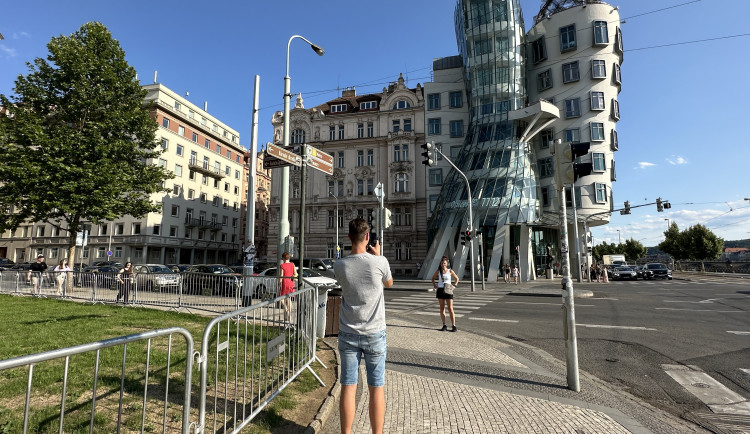 Zemřel architekt Frank Gehry, autor Tančícího domu