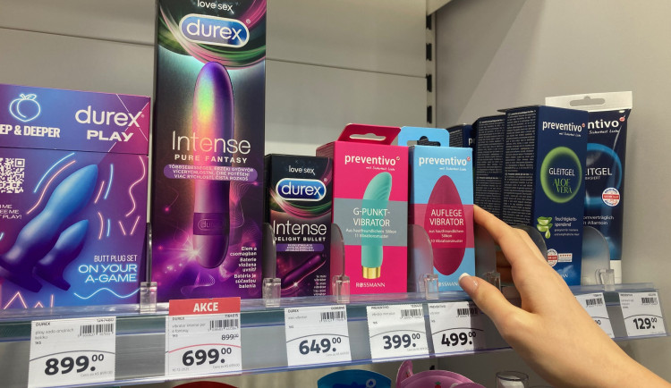 Toužila po kráse i zábavě - do tašky strčila vibrátor či nehty. Zaplatit zapomněla