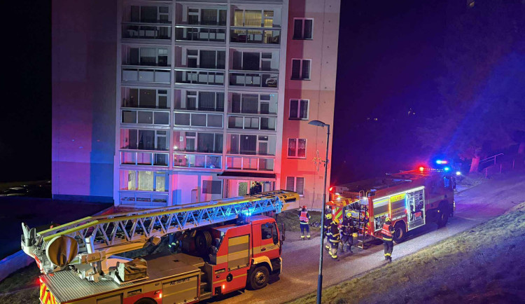 Tragický požár v paneláku v Tanvaldu. Zemřel v něm muž, 30 lidí bylo evakuováno