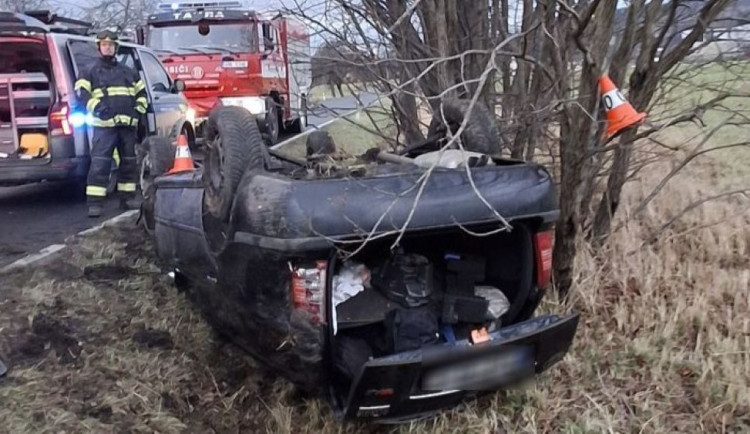 Osmnáctiletý řidič pod vlivem pervitinu převrátil auto na střechu. Ve voze byly dvě mladé dívky