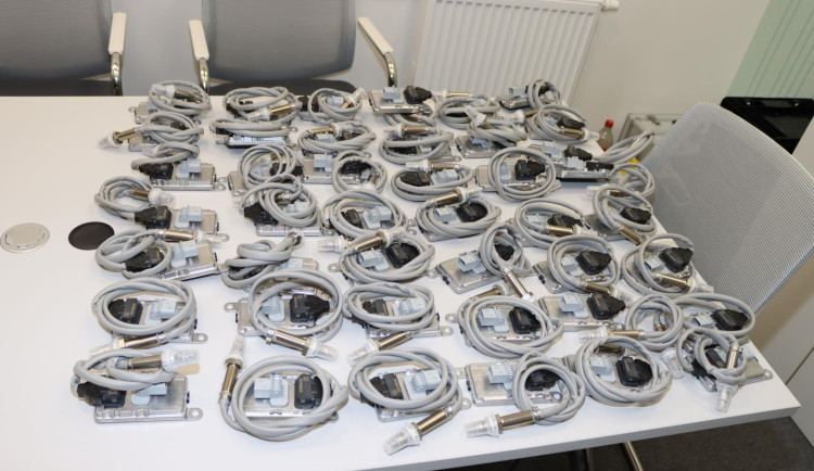 Skupinka kradla ve firmě svého zaměstnavatele. Způsobili mu škodu za půl milionu