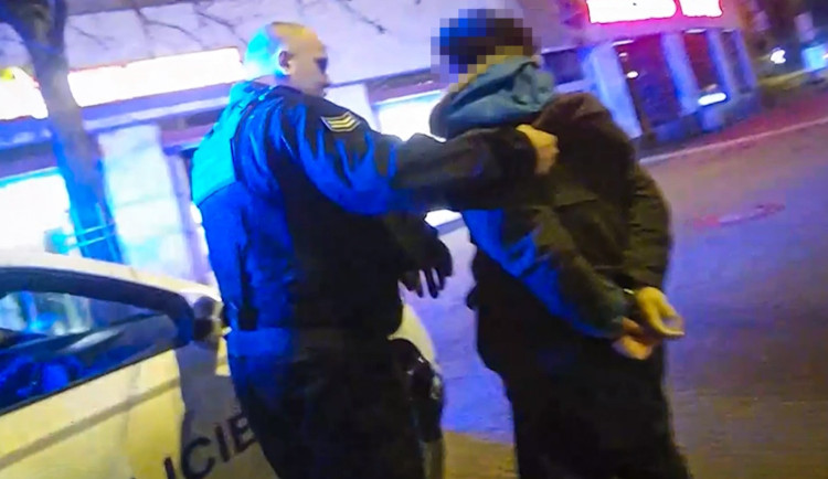 Notorický agresor ve vzteku kopl do auta strážníků. A to rozhodně neměl dělat