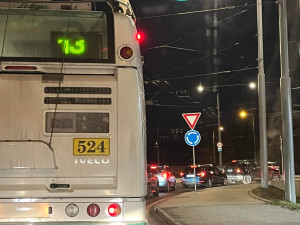 Kolony a kolaps. Nový fastfood změnil Skleněné peklo v dopravní peklo a lidé zuří