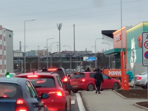 Kolony a kolaps. Nový fastfood změnil Skleněné peklo v dopravní peklo a lidé zuří