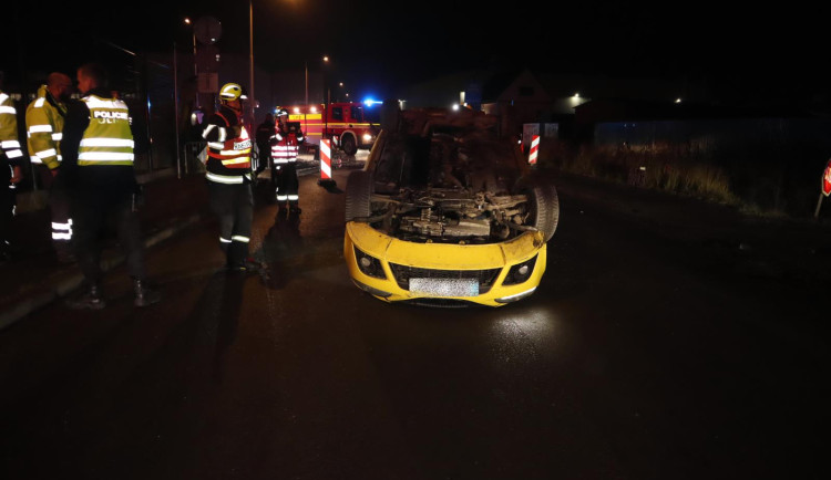 Řidič najel kolem do výkopu, auto otočil na střechu