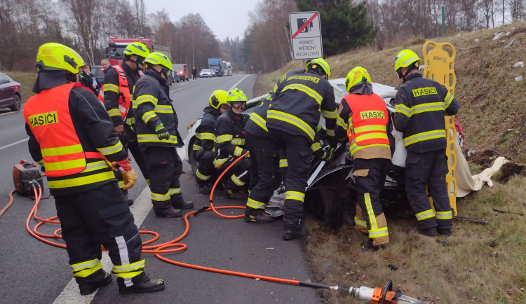 Nehoda kamionu a osobního auta u Olšových Vrat uzavřela silnici I/6