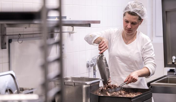 Kraj, město i školy musí najít miliony korun. Půjdu na platy kuchařek a uklízeček