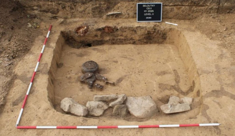 Hrob ze starší doby železné u Seloutek patřil zřejmě malému děvčátku. Povede tudy cyklostezka