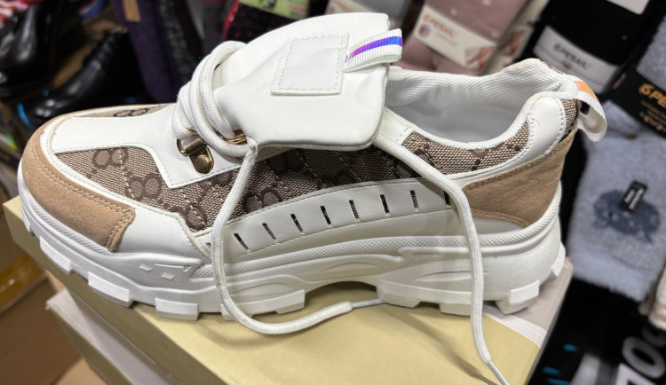 Celníci na Náchodsku zadrželi stovky padělaných výrobků. Čeká je likvidace