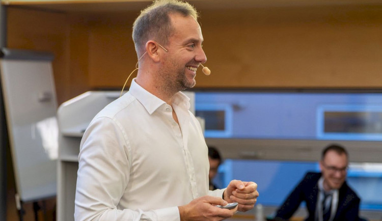 CEO agentury KEY ADVANTAGE: AI je skvělý pomocník. Ale volant musí držet člověk.