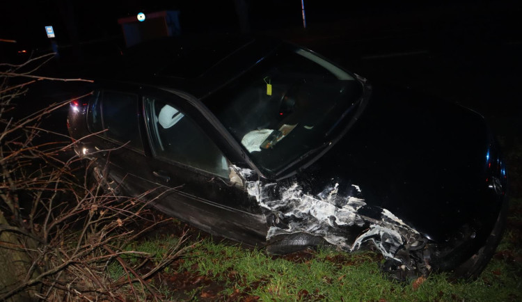 Dvě nehody řidičky za dvě hodiny. Couvala na kruháči, pak málem zrušila zastávku