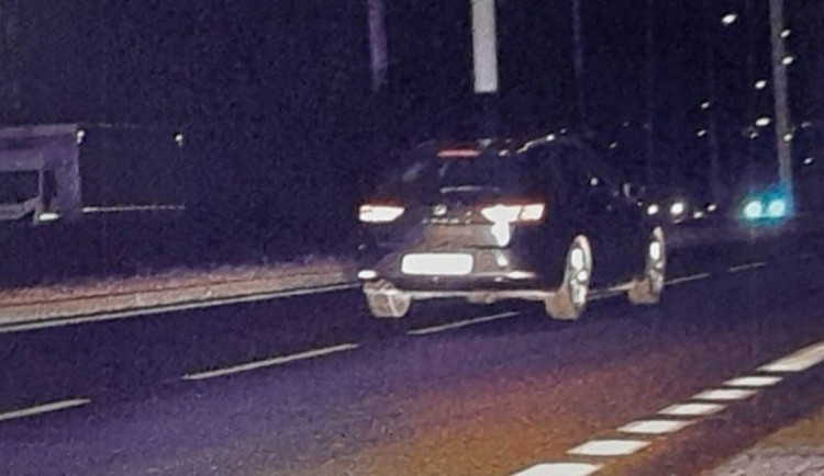 Devatenáctiletý řidič letěl po městě 124 km/h. Přišel o řidičák, který měl od července