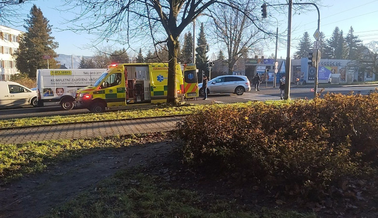 V Kubelíkově ulici v Liberci dnes auto srazilo chodkyni, vyvázla s lehkým zraněním